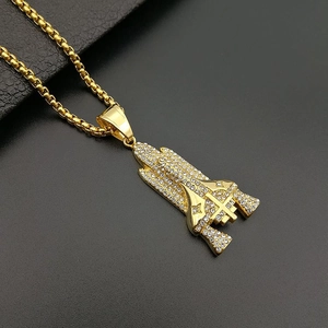 Pendentif fusée spatiale dorée avec zircons brillants et chaîne de style hip hop urbain