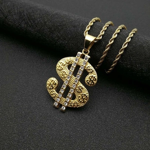 Gros plan du pendentif dollar plaqué or avec zircons cubiques scintillants