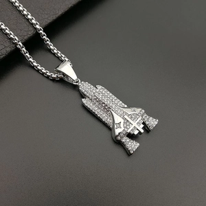 Collier pendentif navette spatiale avec chaîne box argentée et zircons étincelants
