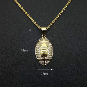 Detailopname van gouden American football hanger met kristallen, afmeting 54mm bij 25mm