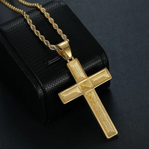 Pendentif croix en acier titane doré avec chaîne torsadée sur boîte à bijoux noire