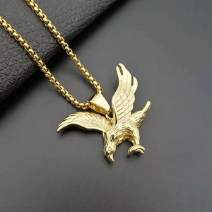 Pendentif aigle en acier inoxydable 316L plaqué or style punk sur fond noir élégant