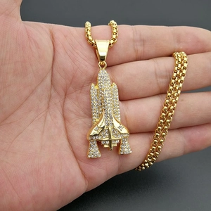 Collier hip hop avec pendentif fusée dorée serti de cristaux et chaîne maille box
