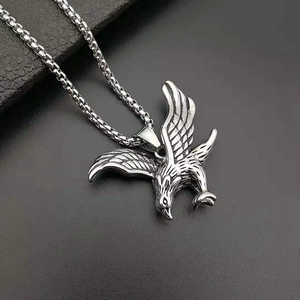 Collier avec pendentif aigle en argent poli et détails de plumes sur une chaîne box
