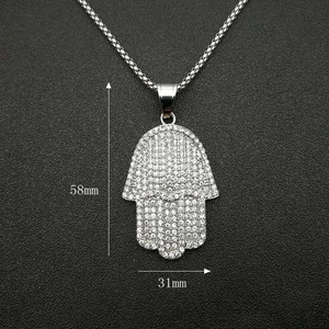 Vue détaillée du pendentif Main de Fatma glacé avec dimensions de 58mm sur 31mm