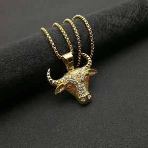Hip-Hop-Halskette mit goldener Stierkopf-Anhänger, Diamanten und roten Edelsteinen
