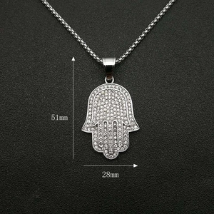 Détails du pendentif Main de Fatma argenté avec oxydes de zirconium, 51mm par 28mm