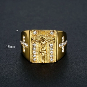 Bague hip hop plaquée or avec relief de Jésus et pierres brillantes sur fond noir
