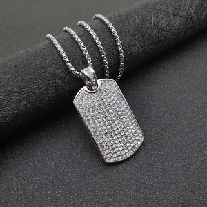 Collier hip-hop en acier inoxydable doré avec pendentif rectangulaire serti de cristaux