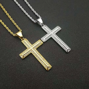 Détails des colliers en croix or et argent avec zircons incrustés sur cuir noir