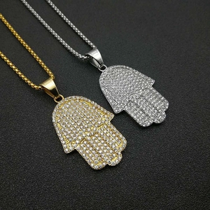 Pendentifs Main de Fatma en or et argent avec pavage de pierres sur chaîne box