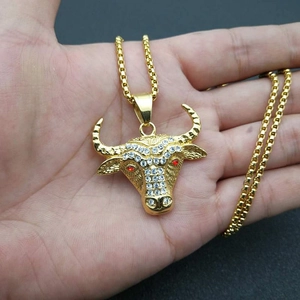 Hiphop Halskette mit vergoldetem Stierkopf-Anhänger, weißen Diamanten und roten Edelsteinen