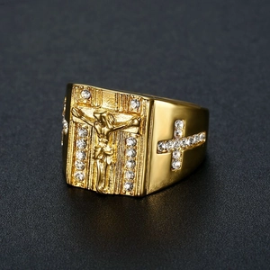 Bague hip hop plaquée or avec portrait de Jésus et croix sertie de zircons blancs