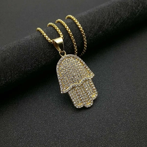 Collier Main de Fatma plaqué or style hip-hop avec diamants sur fond noir