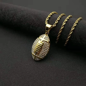 Macro-opname van de vergulde American football hanger ketting met witte zirkonia