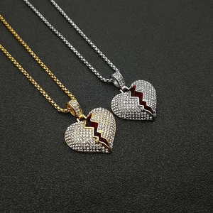 Hip Hop Halskette mit gebrochenem Herz Anhänger in Gold und Silber, vereist mit Zirkonia