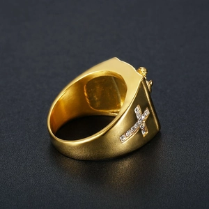 Bague hip-hop homme plaquée or poli avec croix sertie de cristaux de zircone blanc