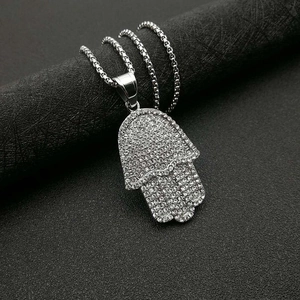 Détail du pendentif Main de Fatma argenté serti de strass sur une chaîne box