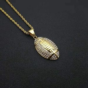 Macro-opname van vergulde hiphop-American football-hanger met zirkonia-steentjes