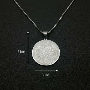 Détails du pendentif pierre solaire aztèque avec les dimensions 51mm et 38mm