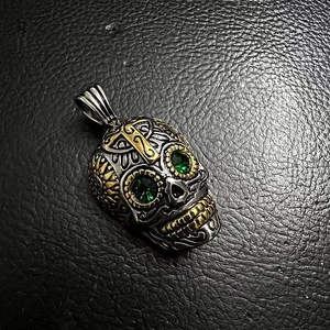 Collier tête de mort punk en acier inoxydable avec placage or et yeux verts