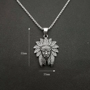 Collier avec pendentif chef indien en acier rétro et dimensions sur fond texturé gris