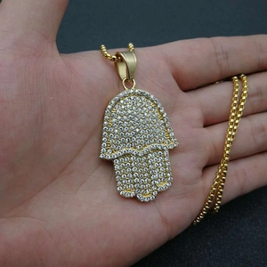 Pendentif Main de Fatma en acier inoxydable doré avec des cristaux étincelants
