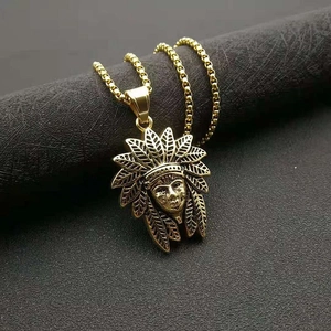 Collier punk vintage en acier titane plaqué or avec pendentif de chef indien