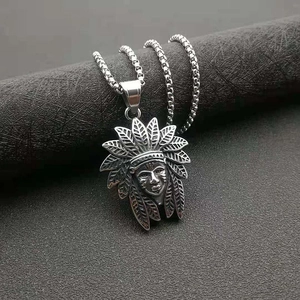 Collier pendentif chef indien argenté vintage avec coiffe de plumes sur chaîne inoxydable