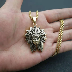 Collier avec pendentif chef indien doré et coiffe de plumes sur une chaîne box classique