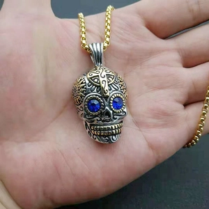 Collier punk vintage crâne avec yeux en gemme bleue et gravures sur chaîne box dorée