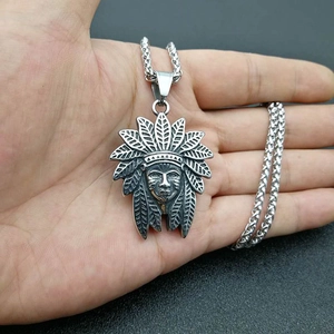 Détail en relief du pendentif chef indien vintage avec coiffe de plumes complexe