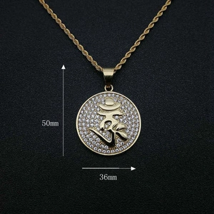 Collier avec pendentif rond religieux en acier doré et strass brillants scintillants