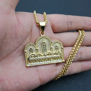 Pendentif La Cène en acier doré avec cristaux incrustés et chaîne en maille épi robuste