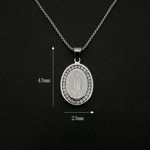 Détail du pendentif Vierge Marie argenté avec zircons AAA et dimensions de l'article