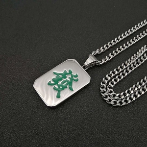 Silberne Mahjong-Halskette mit grünem 'Fa' Anhänger aus Edelstahl an einer Panzerkette