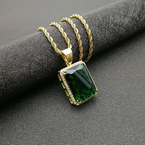 Détail du collier hip-hop plaqué or avec pierre précieuse rectangulaire verte et diamants