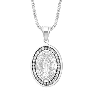 Détail du pendentif de la Vierge Marie avec zircons blancs et chaîne à mailles carrées