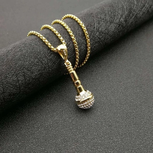 Collier hip hop avec pendentif microphone plaqué or et cristaux scintillants
