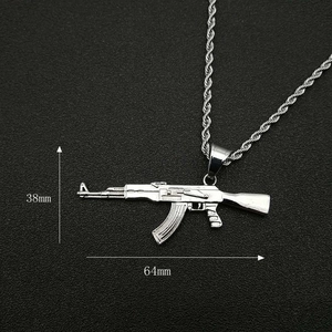 Collana con ciondolo fucile AK47 argento con catena intrecciata 64mm x 38mm