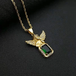 Pendentif ange hip-hop doré avec pierre vert émeraude et ailes scintillantes collier