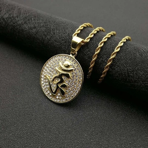 Collier avec pendentif religieux doré en acier inoxydable et oxydes de zirconium