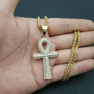 Collier pendentif clé Ankh égyptienne dorée avec zircons blancs dans la main