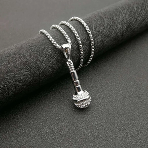 Collier avec pendentif microphone hip-hop en acier inoxydable argenté et strass brillants