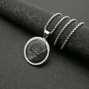 Colgante Ojo de la Providencia de plata con circonitas sobre fondo de cuero negro puro
