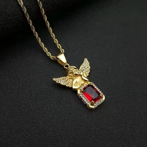 Collier hip hop avec pendentif ange, grosse pierre rouge et chaîne torsadée en finition dorée