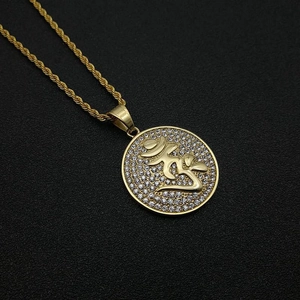 Collier religieux plaqué or en acier inoxydable orné de cristaux pavés brillants