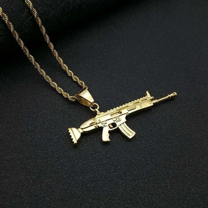 Collana hip hop con ciondolo a forma di fucile SCAR placcata oro in acciaio inox