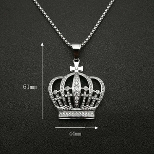 Détail macro du pendentif couronne de roi montrant les dimensions de 61mm de haut et 44mm
