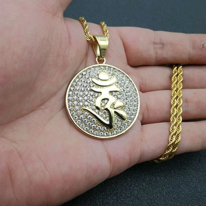 Collier avec pendentif rond Shurangama Mantra doré orné de zircons brillants